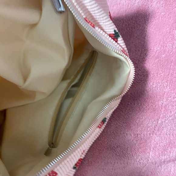 Strawberry Shoulder Bag 🍓 - Picture 4 of 5